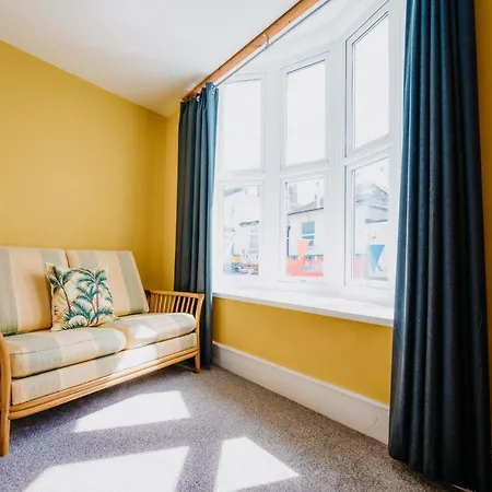 No.45 // 3 Double Bedrooms // 170 Metres To Beach Apartman