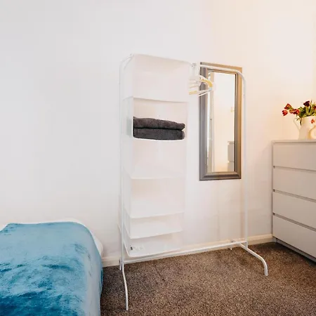 No.45 // 3 Double Bedrooms // 170 Metres To Beach Apartman