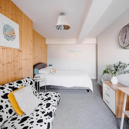 No.45 // 3 Double Bedrooms // 170 Metres To Beach *