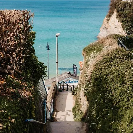 No.45 // 3 Double Bedrooms // 170 Metres To New Quay